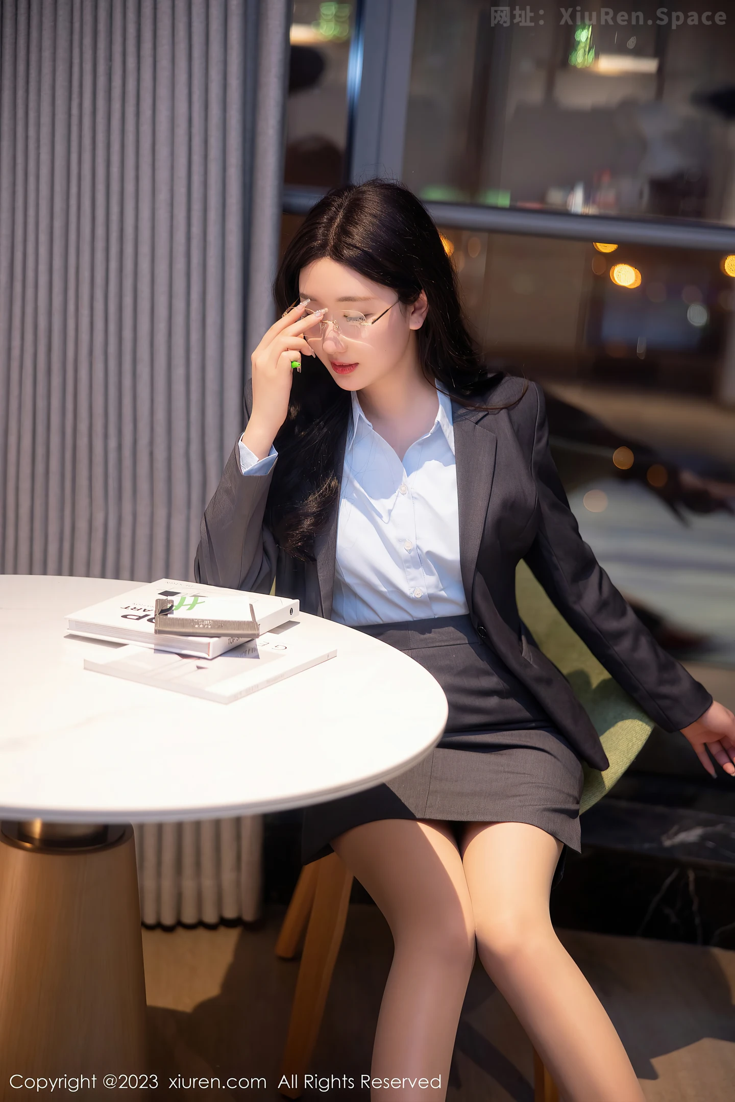 图片[6]-[XiuRen秀人网]2023.04.20 VOL.6607 江真真 灰色OL制服与透视情趣内衣加肉丝美腿性感私房写真集-秀人网官方网站